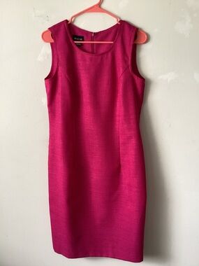 Leslie Fay Sleeveless Fuchsia Midi Sheath Dress. Polyester. Zipper in the back.